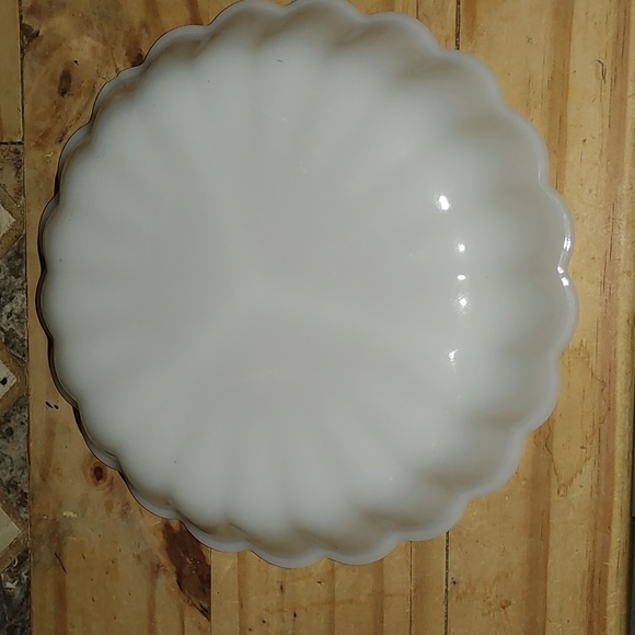 Milk glass serving dish - Picture 2 of 3